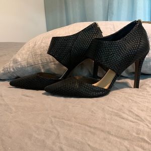 Jessica Simpson black faux snake pumps